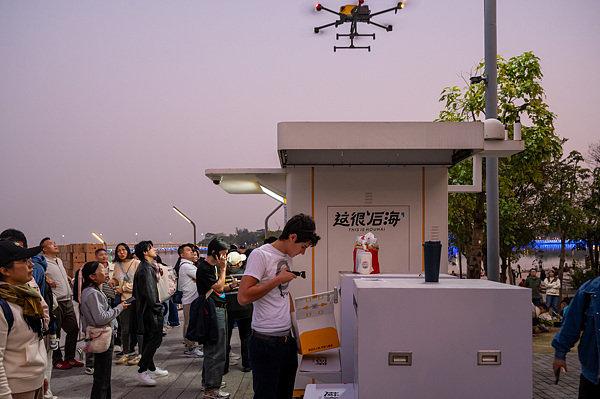在深圳，外國游客體驗(yàn)無人機(jī)外賣送餐。