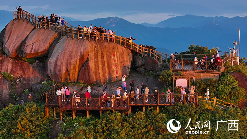 游客在觀賞日出。人民網 雷琦竣攝