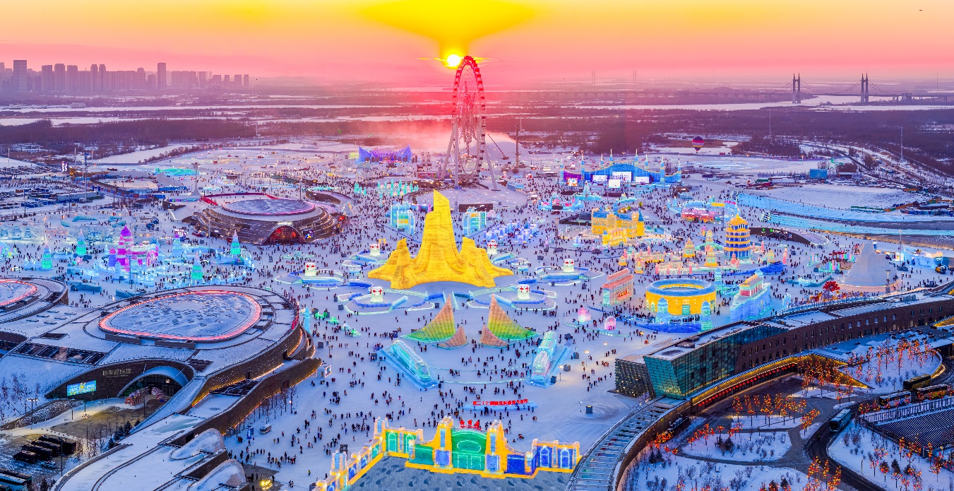 哈爾濱冰雪大世界迎來“開門紅”。人民網(wǎng)記者 蘇靖剛攝