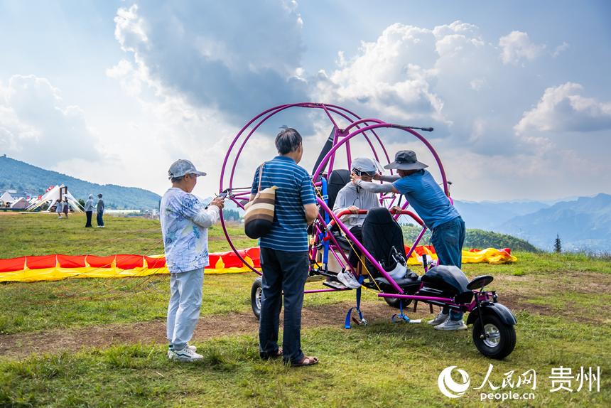 游客在野玉海飛行營地解鎖山地新玩法。人民網(wǎng)記者 涂敏攝